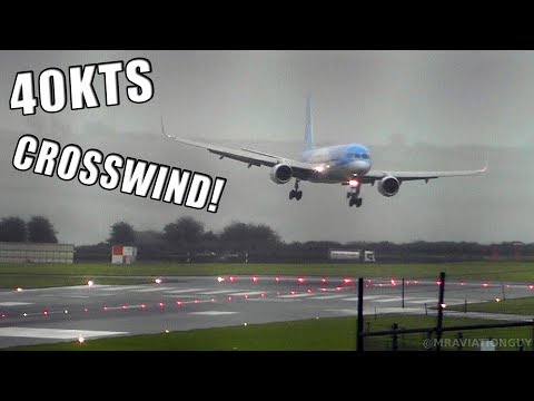 Επικό Crosswind: Άνεμος παρασύρει Boeing, προσγειώνεται με το πλάι