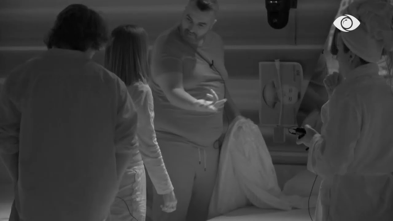 “Kush ka marrë jastëkun tim?”/ Baby G i tërheq çarçafët Rogertit, shtrihet në mes të krevatit