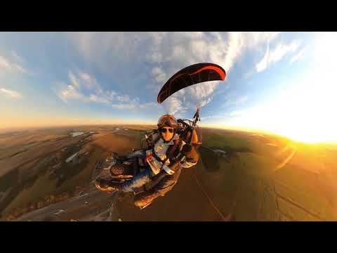 Paulo voando de Paratrike pelo Ninho dos Condores / SP