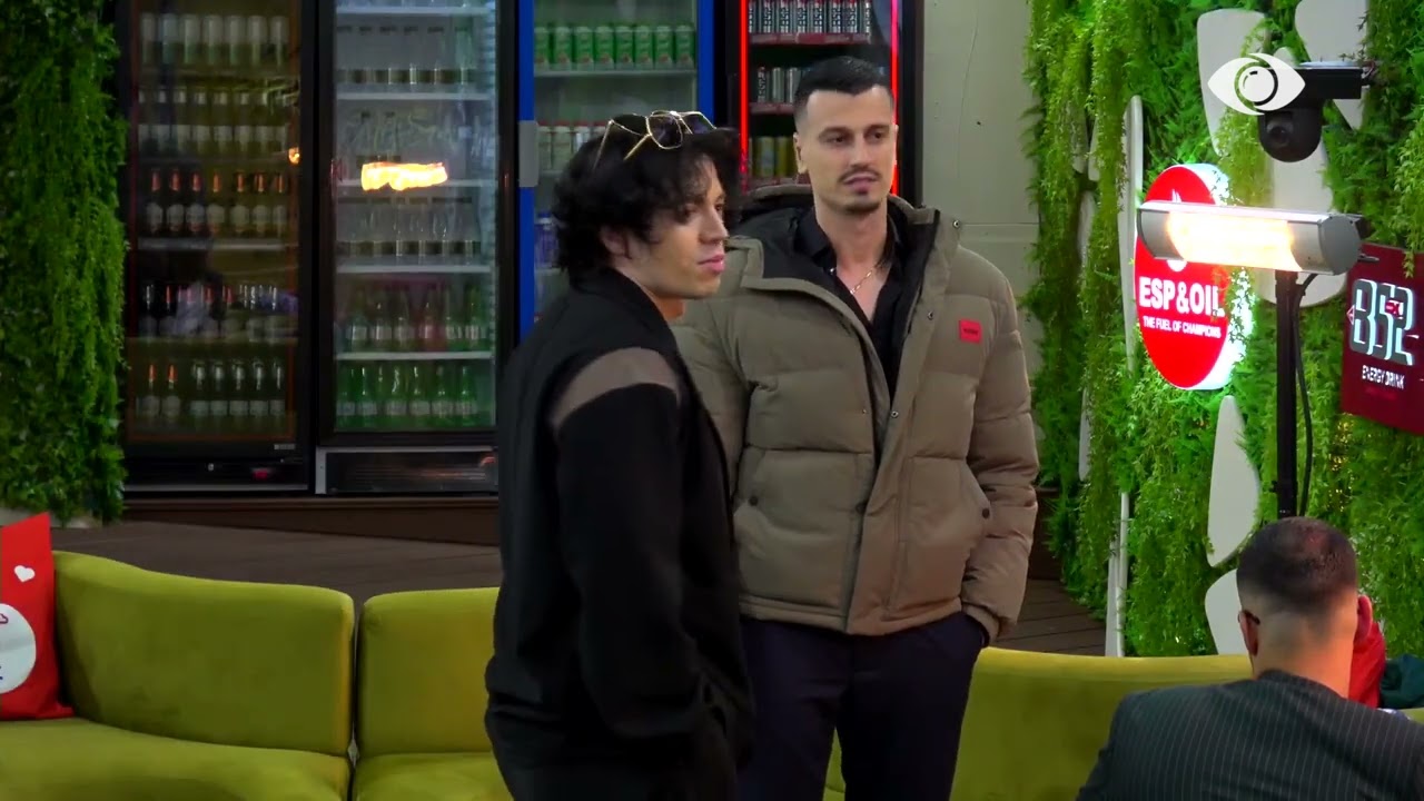 “Bën të indinjuarin…”/ Mateo diskuton me Malin për Rogertin: Ai duhet të kishte dalë dhe me zarf të zi