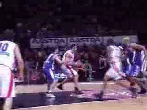 39 24-11-07 BCO-Bree - Elvir Ovcina scoort het laatste puntj