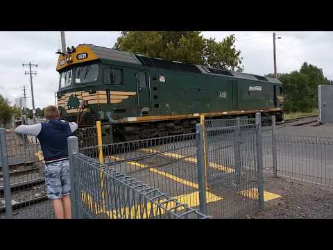 Maryborough - Pacific National locomotive G539 goes through the train crossing - 29 April 2017