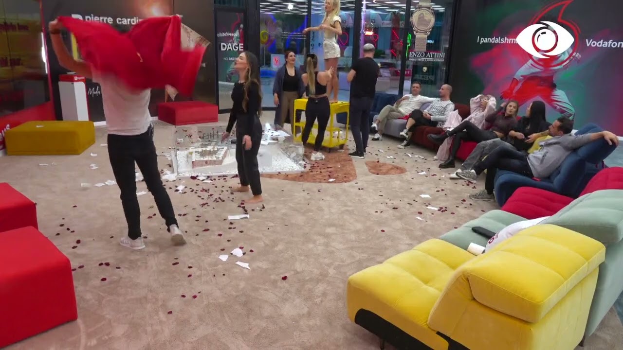 Karaoke Night/ Performanca e grupit të Kiarës