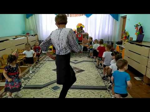 Музыкальная игра "Паровозик с остановками" с детьми младшего дошкольного возраста