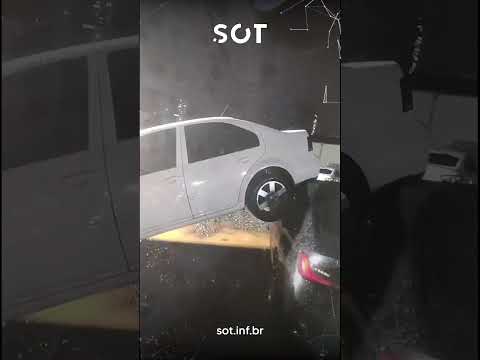 Temporal levanta carro e lança veículo sobre outro durante rajada de vento em Francisco Beltrão