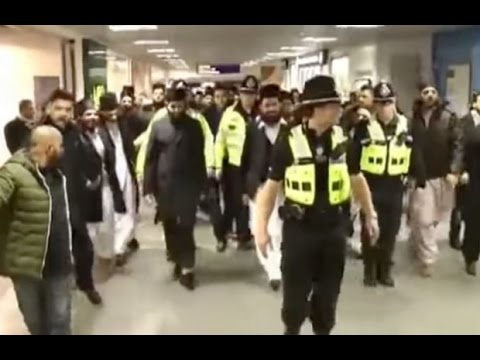 Islamski duchowny przylatuje do Birmingham. 