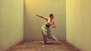 Betsy Struxness (OBC Hamilton) freestyles to Chloe x Halle&#39;s Hello Friend