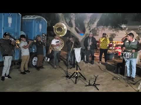 Puras Canciones Pa Pistear con la Banda de Viento Corona.
