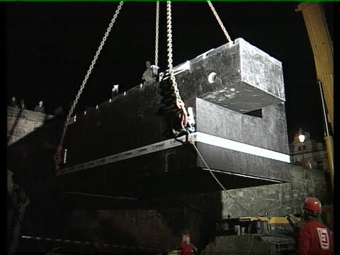 Montáž podzemní trafostanice em Karlova mostu v roce 1999