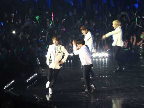 070614 FanCam Music Bank in Brasil - Why so serious? (Shinee)