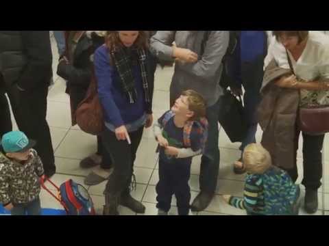 Miracle de noël dans un aéroport canadien.. - HD