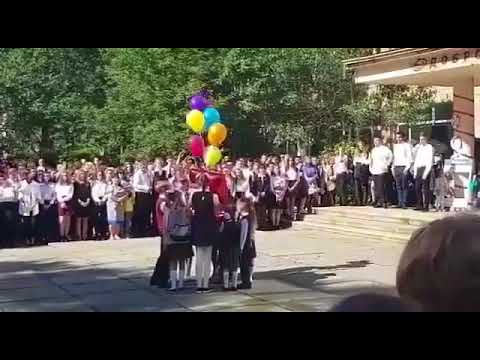 Школьники запустили воздушный шар в форме пятерки, но в небо улетела двойка