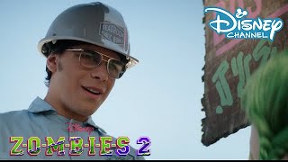 ZOMBIES 2 | Les loups-garous à Seabrook et Zombietown | Disney Channel BE