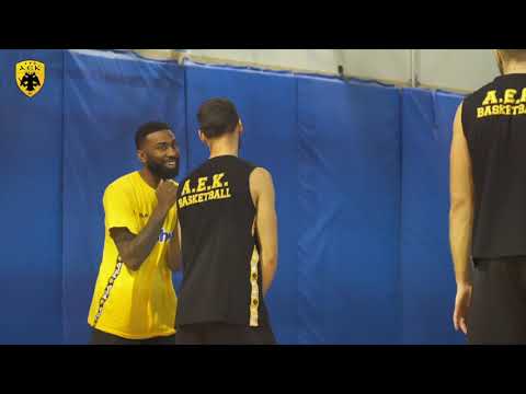 Η τούρτα - έκπληξη στο Νίκο Γκίκα για τα γενέθλιά του