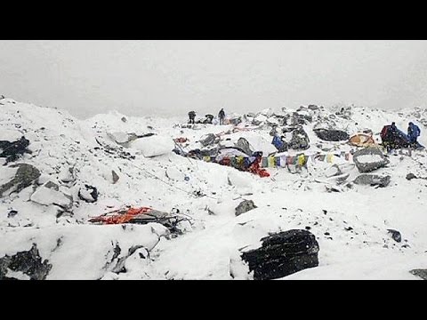 Rettung der Bergsteiger am Mount Everest läuft