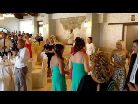 ENTRATA SPOSI DIVERTENTE AL RISTORANTE PARCO DEI POETI I MUSICA MATRIMONIO FRANCESCO BARATTUCCI