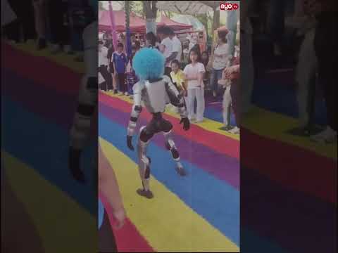 ROBOTI ASHAMBULIA MTOTO ONYESHONI CHINA