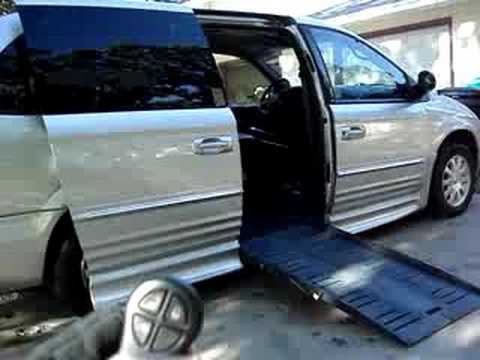 2002 Chrysler Town & Country LXI Braun Entervan1