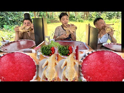 HORRIFYING WITH THE CONTEST 1 PERSON EAT A TRAY OF BLOOD SOUP AND 3 CHICKENS - BETWEEN 3 EATING S...