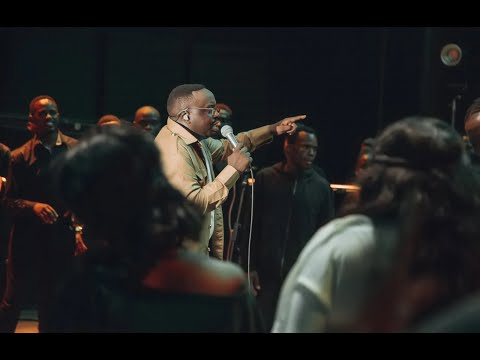 SEE HOW THE HOLY SPIRIT OVERWELMED PEOPLE WHEN BRAIN LUBEGA IS SINGING LIVE IN YAZIRWANA CONCERT .HD