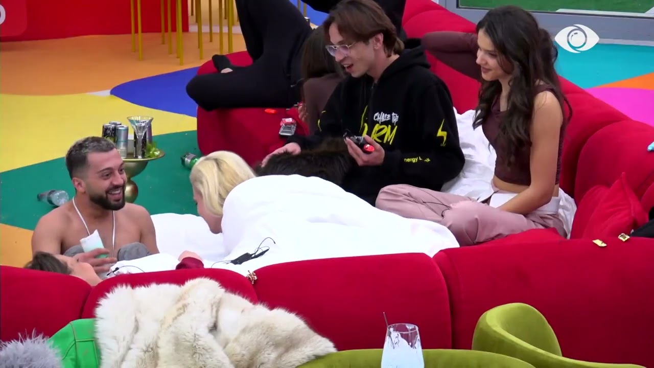 “Pili…”/ Gjesti i shkruan Danjës dhe Rizartës në ballë, të qeshura në shtëpi