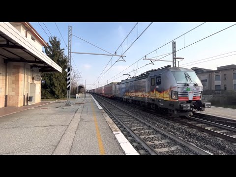 Treno merci traina i rimorchi dei camion.