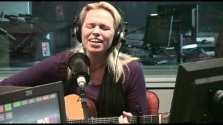 Beccy Cole performs Waitress LIVE in the Studio