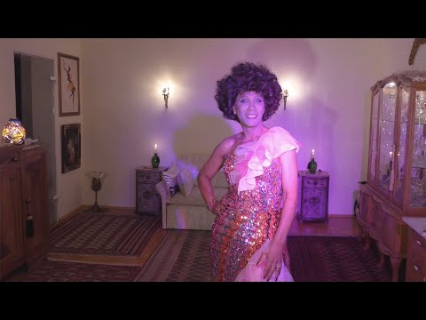 Andrea Brown as Dame Shirley Bassey  - The Rhythm Divine Deutsch/Português lyrics