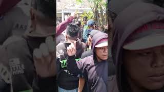 Download lagu keributan salah satu peserta Arak arakan Muludan Gegesik Cirebon. mp3 Download lagu keributan salah satu peserta Arak arakan Muludan Gegesik Cirebon. mp3