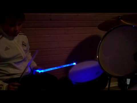 Har lært at spille på trommer