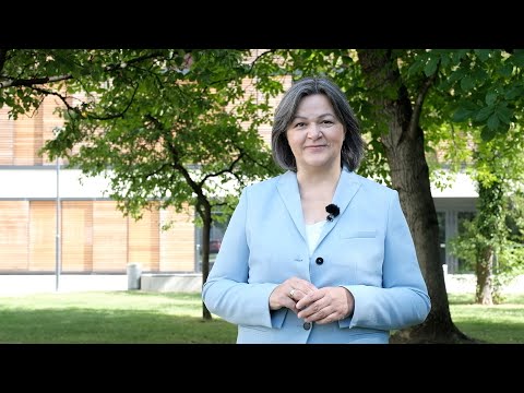 Präsidentin Prof. Dr. Birgit Schaufler begrüßt die Erstsemester an der KSH München