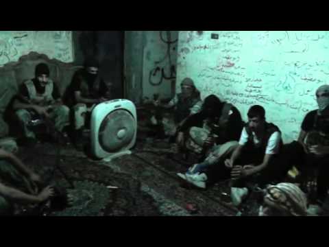 تجهيز الذخيرة قبل بدء عملية اقتحام حي الموظفين من قبل لواء درع الفرات في دير الزور