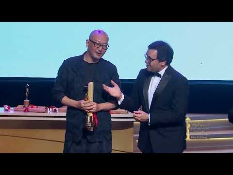 تكريم المخرج الصيني جوان هو بجائزة الهرم الذهبي لإنجاز العمر | مهرجان القاهرة السينمائي 46 🎬🏆