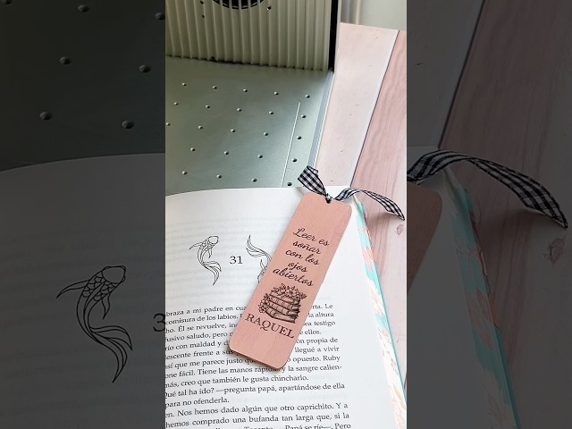 Vídeo relacionado con Marcapáginas de madera personalizado con grabado – Texto grabado en marcapáginas rectangular de madera natural – Regalo original para hombre o mujer