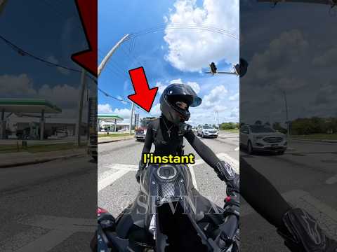 Cette motarde attendait au feu rouge quand…