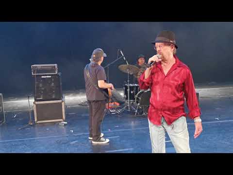 The Fevers - na passagem de som cantando Skyline Pigeon de Elton John