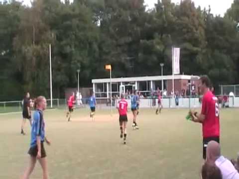 Korfbal coach geeft speler Nieuwerkerk een schop