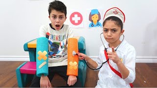 Download lagu Heidi pretends to be a doctor and helps Zidane Doctor Playing Child mp3 Download lagu Heidi pretends to be a doctor and helps Zidane Doctor Playing Child mp3