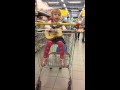 Девочка - 2 года, играет на гитаре и поет. Ржака!!!!!!! 