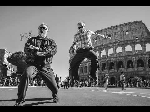 Los Amigos Invisibles - Me Espera (Video Oficial)