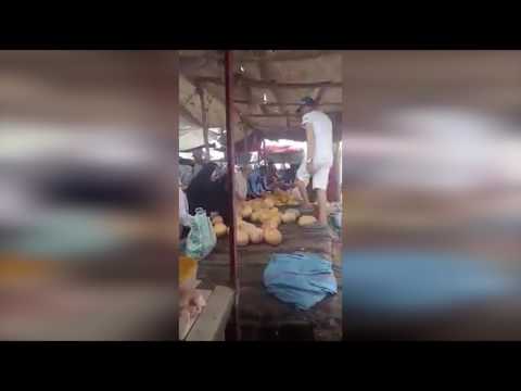 بائع متجول يصيح: عاش الزفزافي البطيخ بدرهم