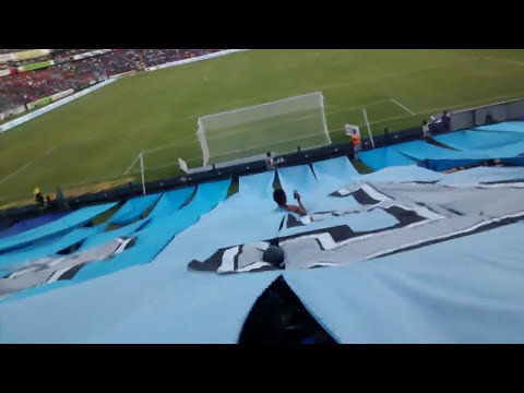 "Recibimiento Resistencia Albiazul" Barra: La Resistencia Albiazul &bull; Club: Querétaro