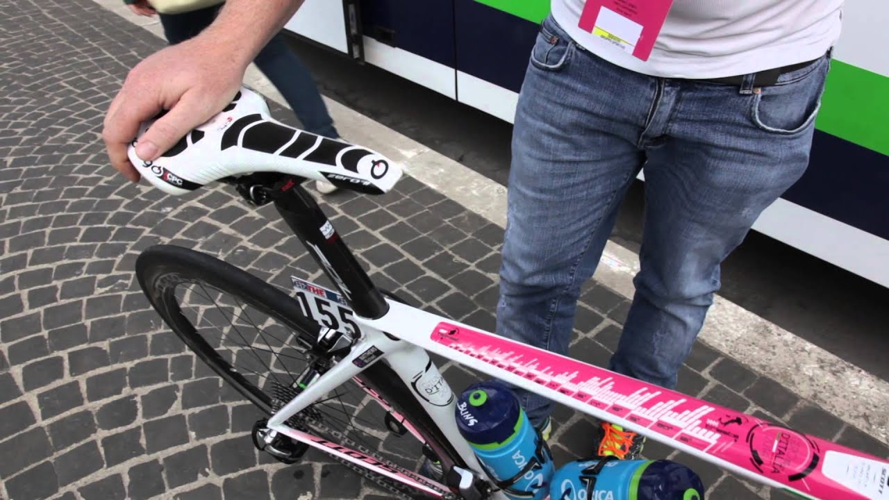 Michael Matthews' Giro d'Italia Scott race bike - YouTube