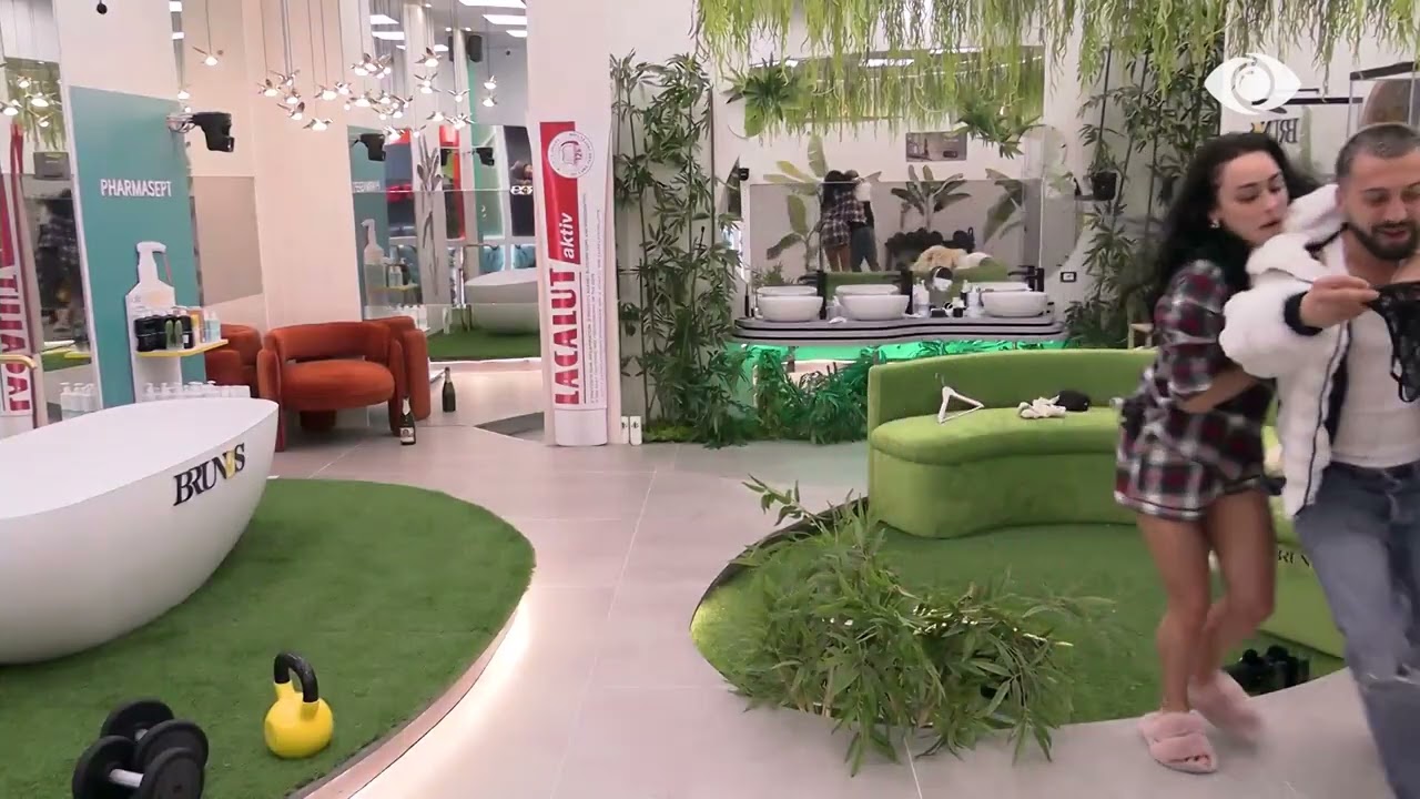 Momente gazmore në shtëpi/ Gjesti i merr të brendshmet, Egli e ndjek nga pas