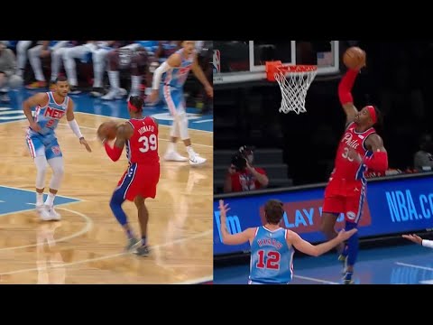 Dwight Howard got away with an obvious travel😄