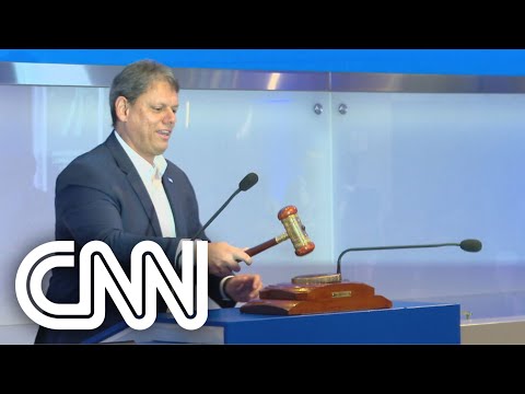 Veja o momento em que Tarcísio de Freitas quase quebra martelo ...