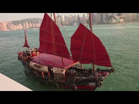 在地旅遊讓 "香港符號 "廢船浮出水面。 (Local tourism keeps 'Symbol of Hong Kong' junk boat afloat)