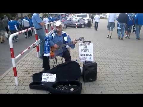 Hymn Lecha Poznań grany na żywo pod stadionem. Pan Tadeusz wymiata!