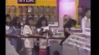 CON LOS OJOS CERRADOS (INGLÉS)