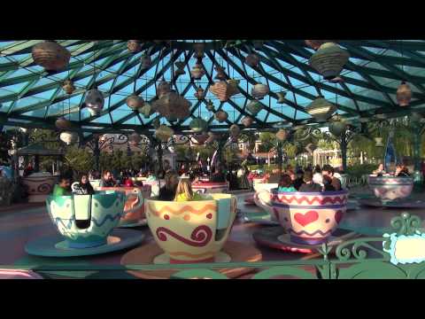 Video de recorrido por la atracción Mad Hatter's Tea Cups en Disneyland Paris, mostrando su encantadora temática.